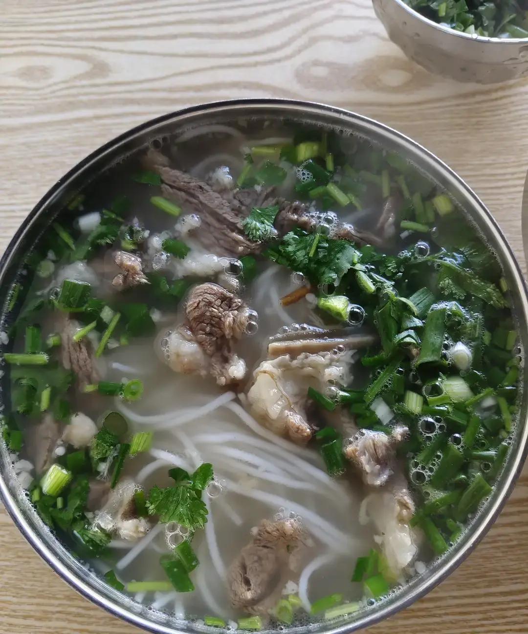 2025年4月5日，杭州西湖边一家网红咖啡店贴出告示：因清明客流暴涨，一杯拿铁涨