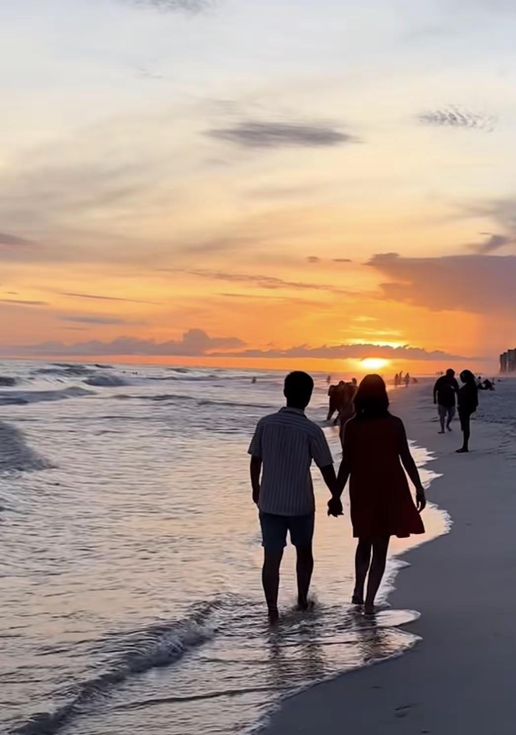 牵手……海边情侣 浪漫海边 日出相伴日落相随 浪漫的是一起看夕阳的人