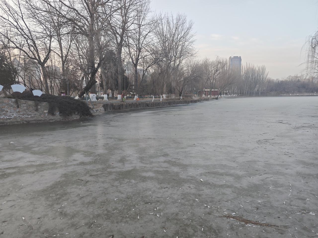 中国家庭的教育方式就是以成功者作为榜样，以底层人物作为警诫。以否定社会大多数人的