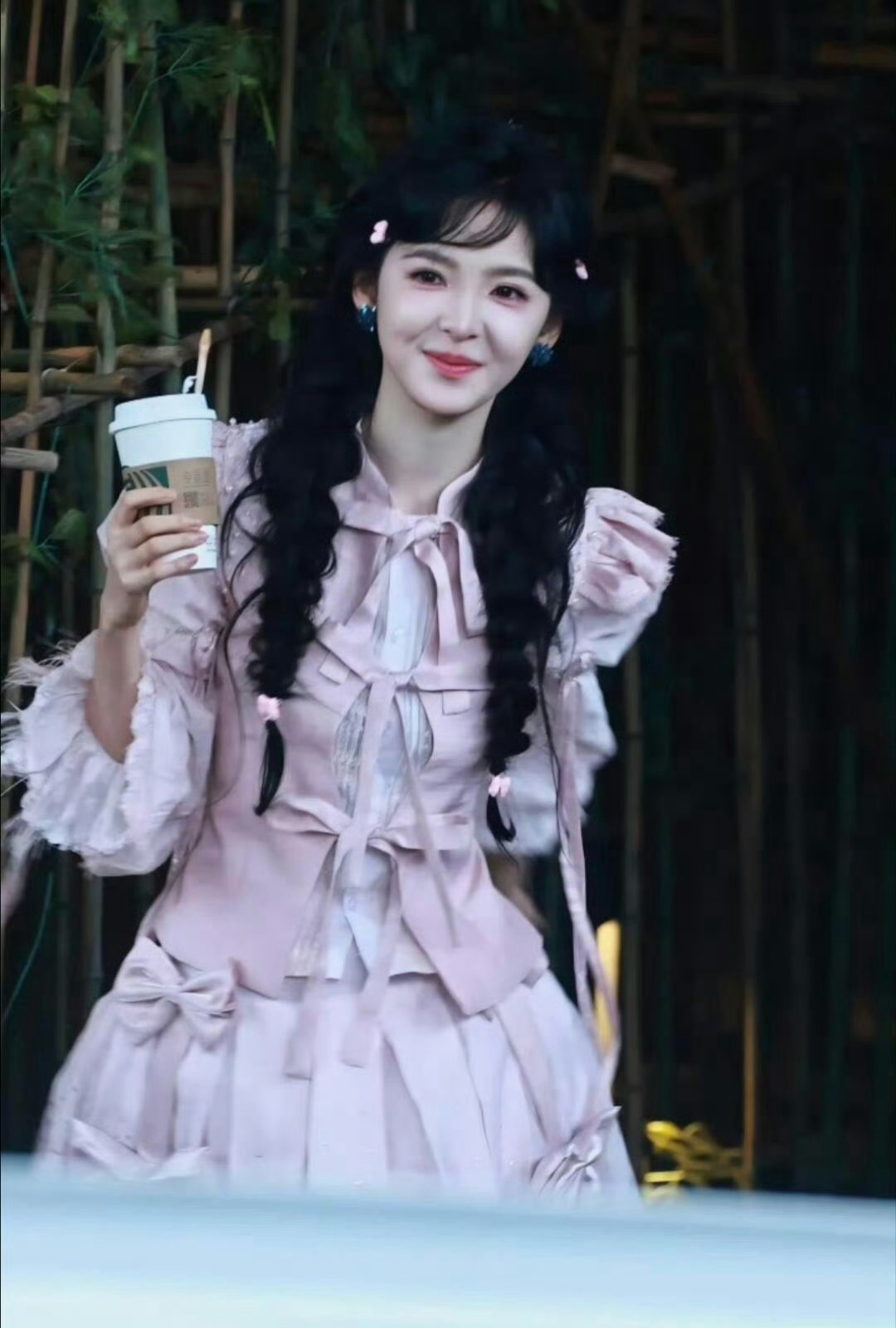 章若楠兔塑你崛起吧浅粉裙装配上灵动双马尾，活生生一只下凡软萌小兔，她笑着朝粉丝挥