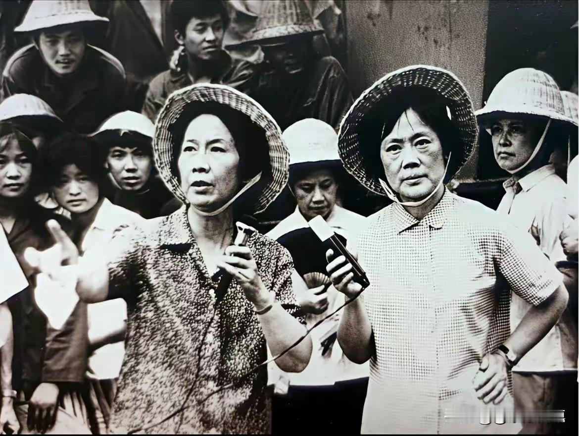 以前的艺术家经常深入基层，为群众演唱。
图一：越剧大师袁雪芬、范瑞娟顶着烈日，为