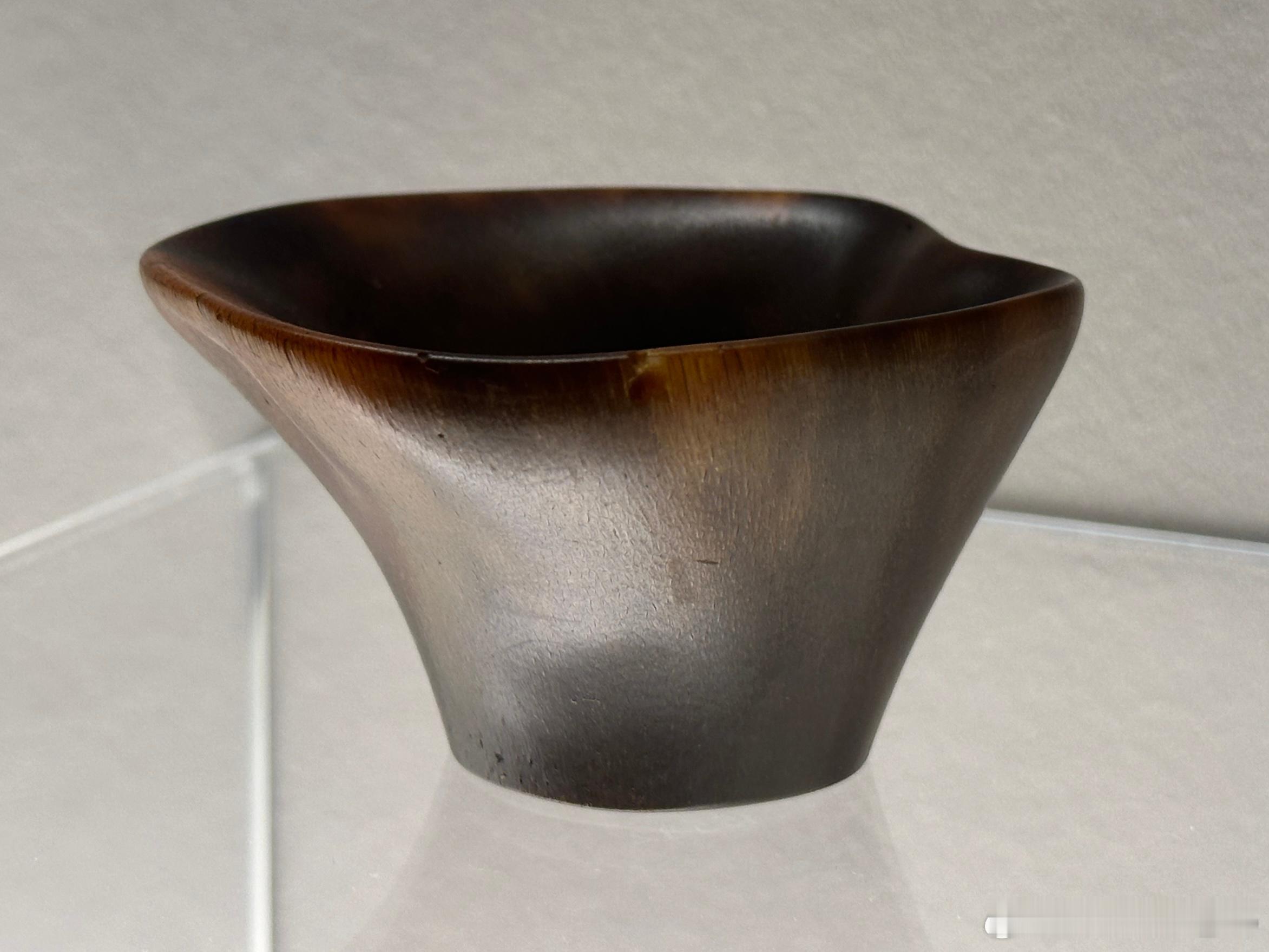 越简单越高级只有品质上佳的犀角才不施雕刻，突出了材料本身的质地、色彩与纹理之美。