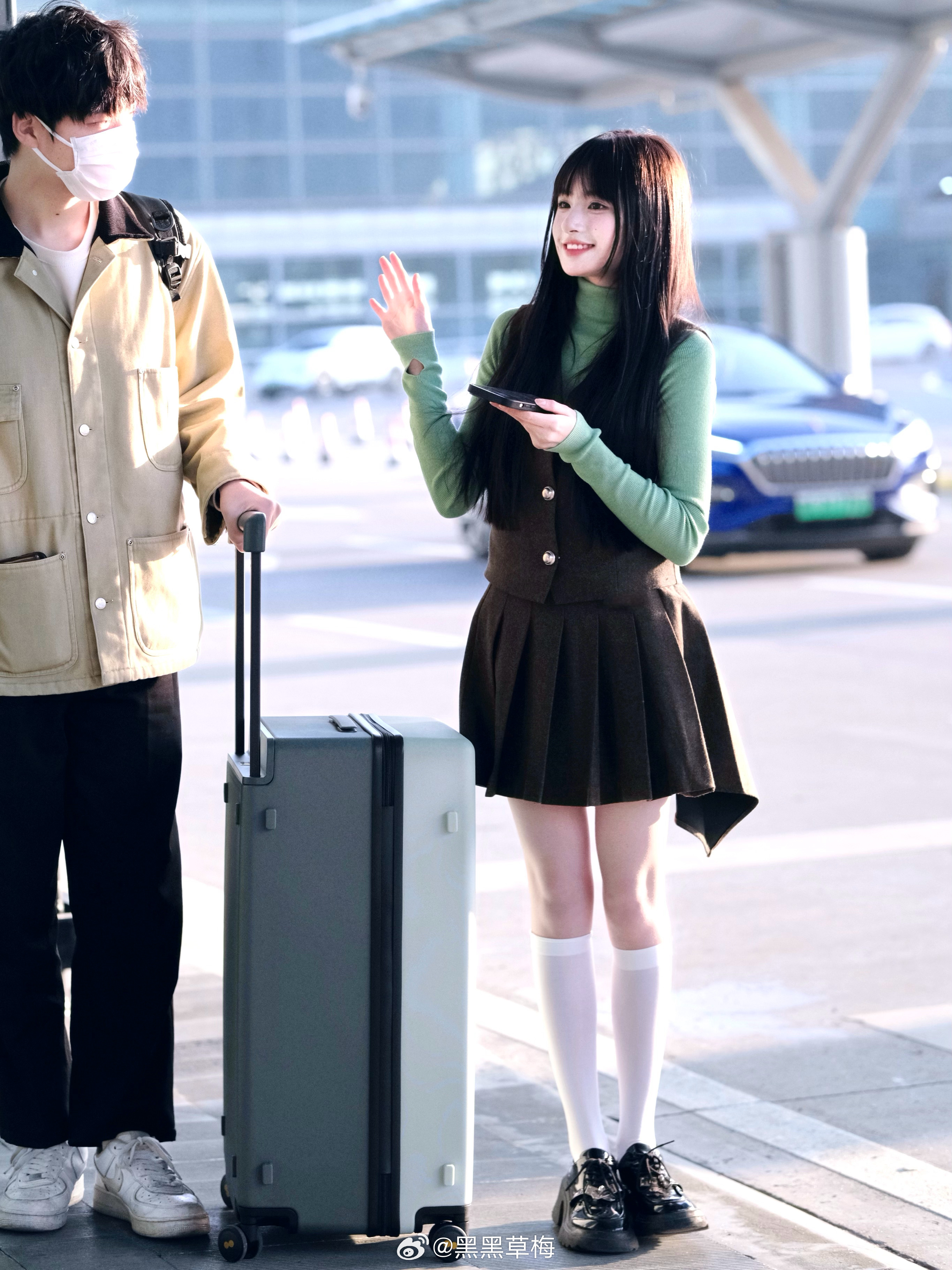 不懂就问 这是哪个新女团的成员啊！！！素和朋友拍的接机图 2.0 ​​​