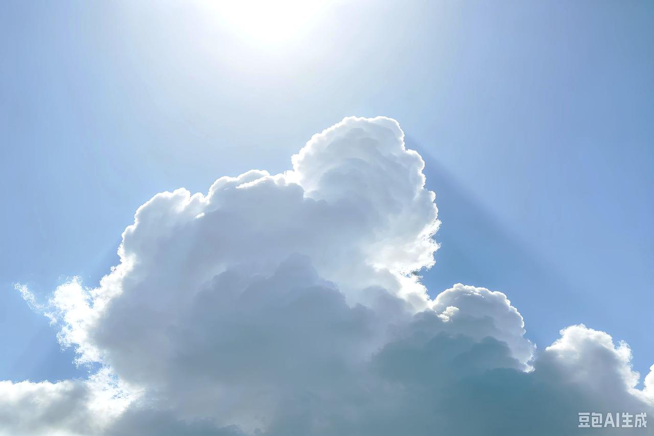 夏日生活打卡季碧空如洗云朵悠然，躺在草地上看天，心随白云飘远，自在又轻盈。