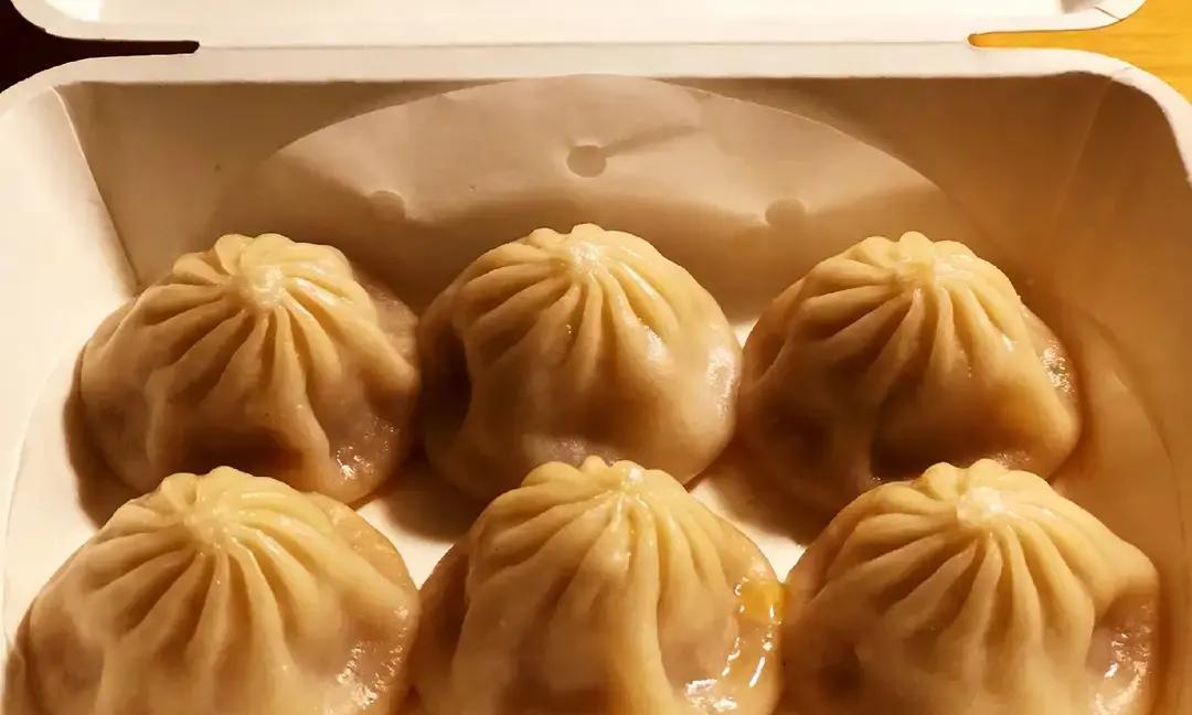 半夜刷到一条小红书，说“我摸进孩子爸爸房间，他闭着眼就把我抱怀里，还帮我发小作文