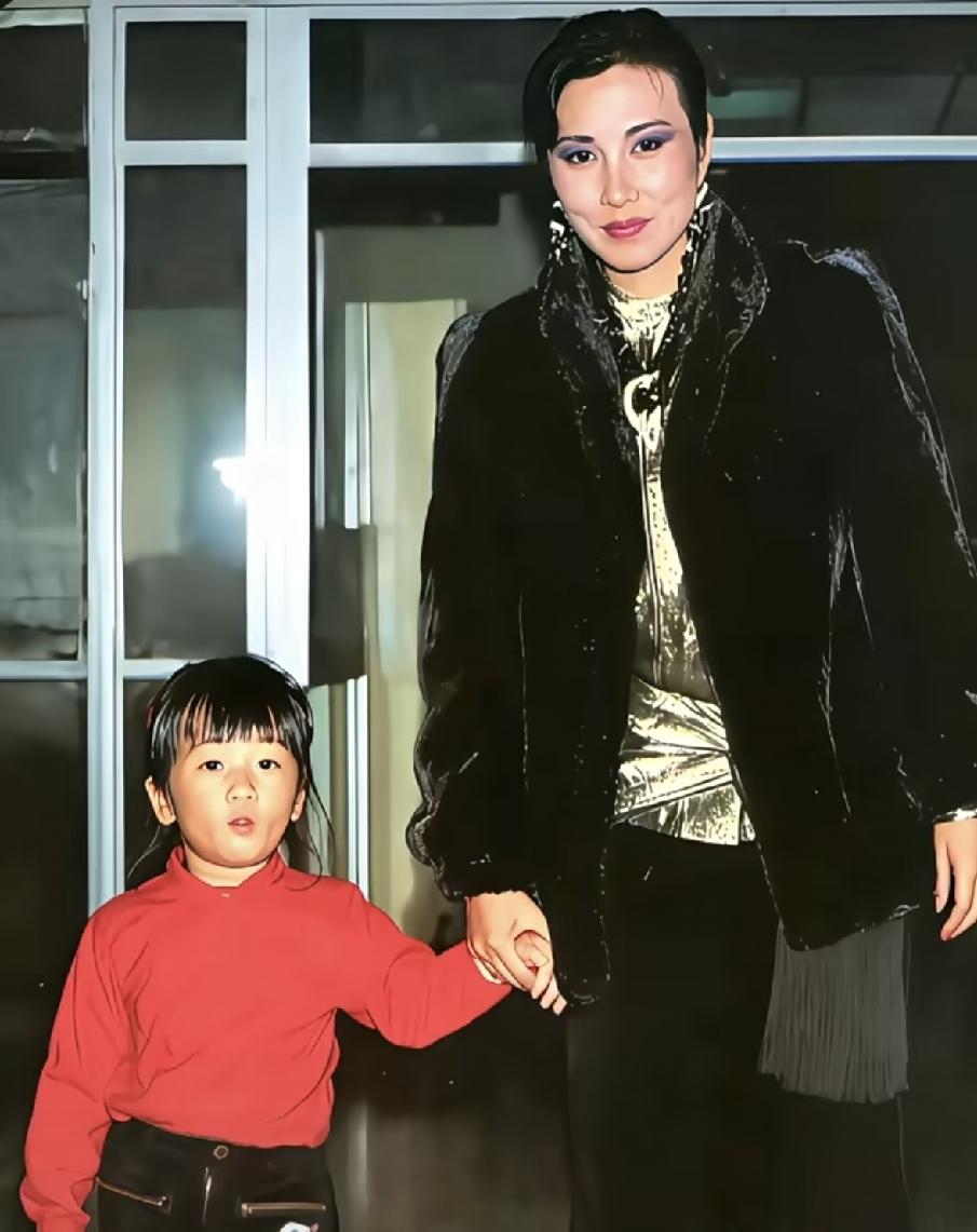 谢婷婷从小就是被捧在手心里的小公主，有父母爱兄长宠，还有干妈汪明荃护着她；
长大