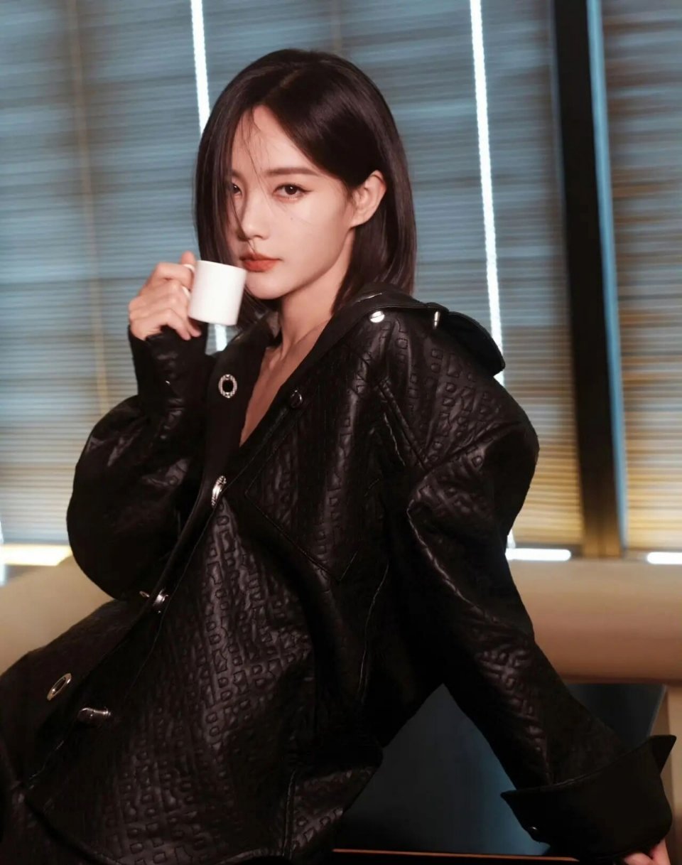 李一桐复古超短发李一桐的复古超短发，把“灵动”与“复古韵味”完美融合，剪去长发反