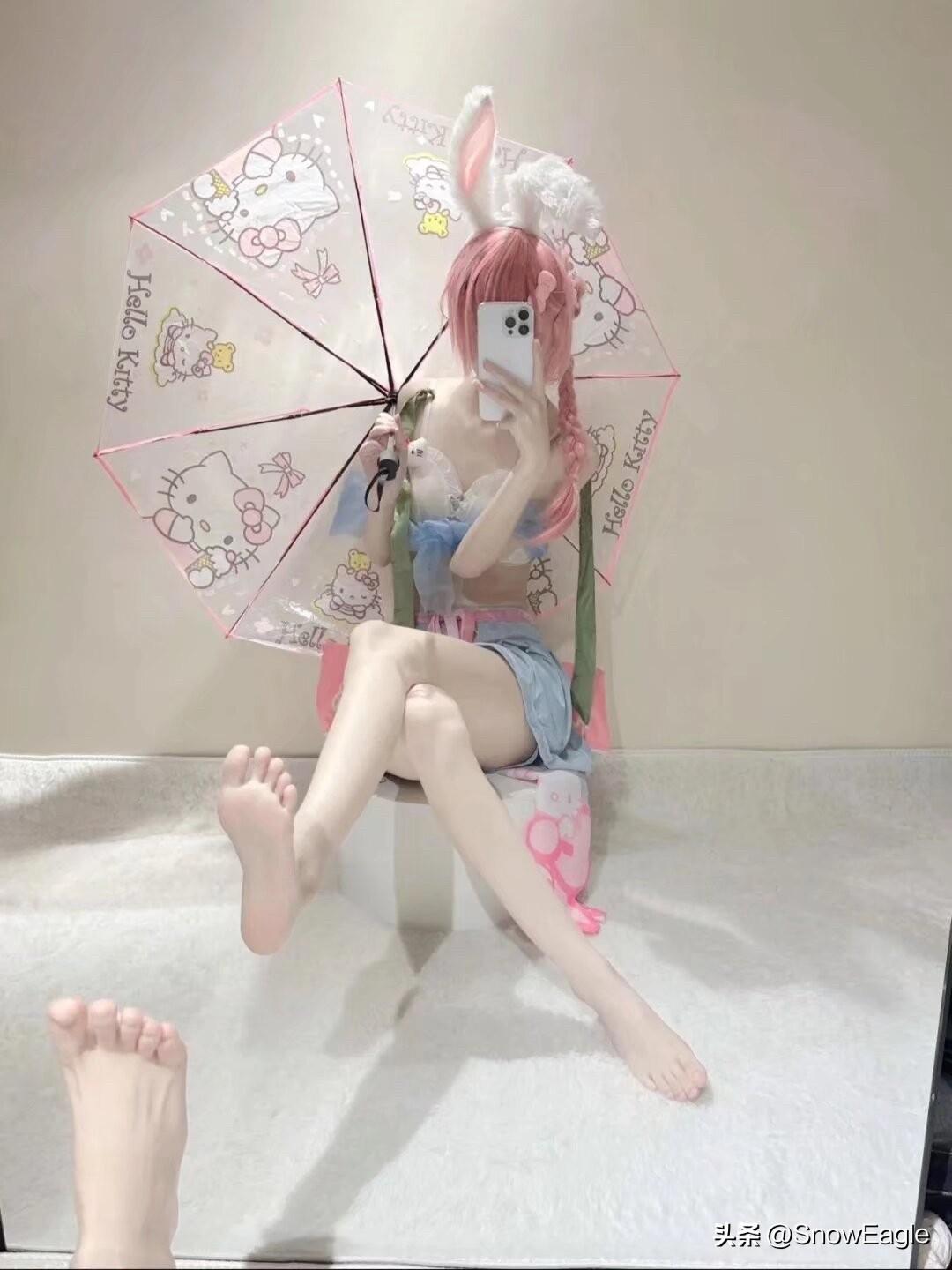一个人穿着兔子装自拍。