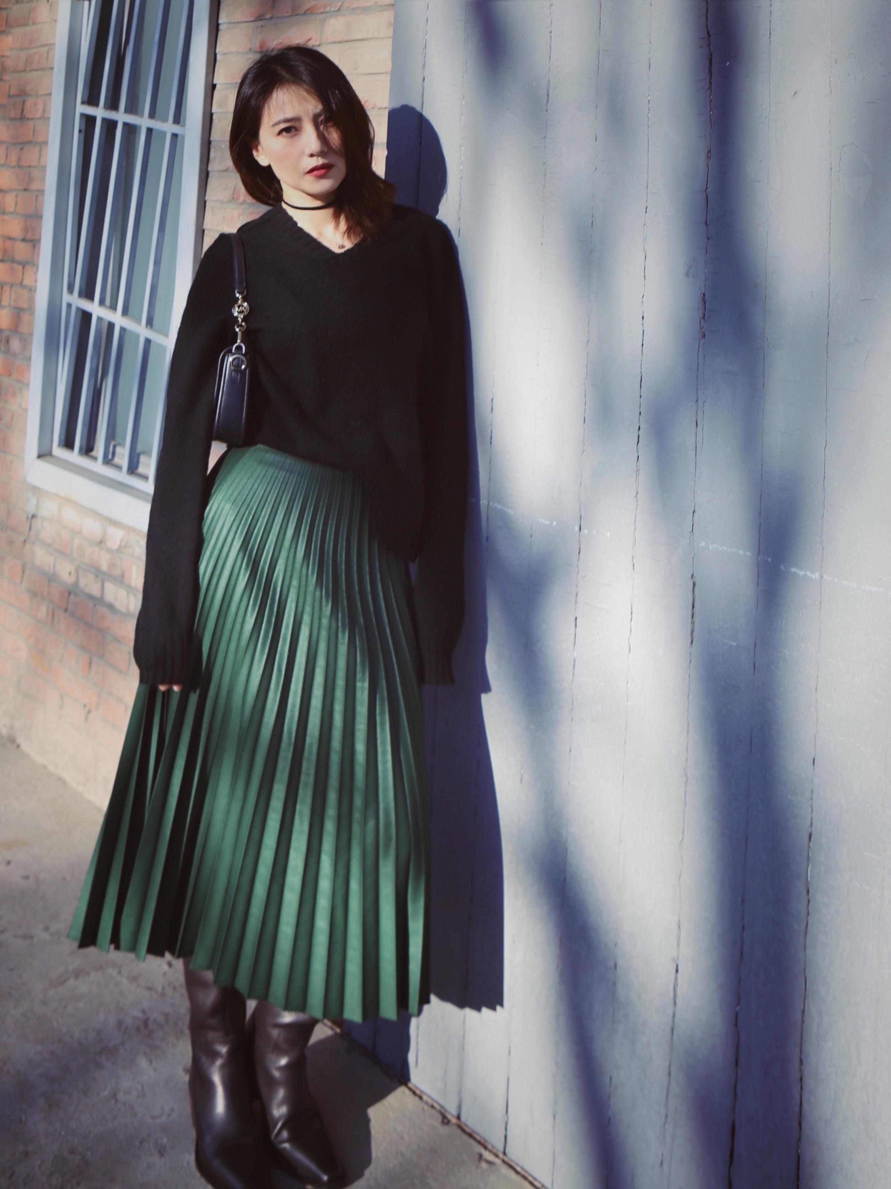 刷到这个上海的职务侵占案，真的看得我后背发凉。一个天天最早到最晚走、被当成“劳模