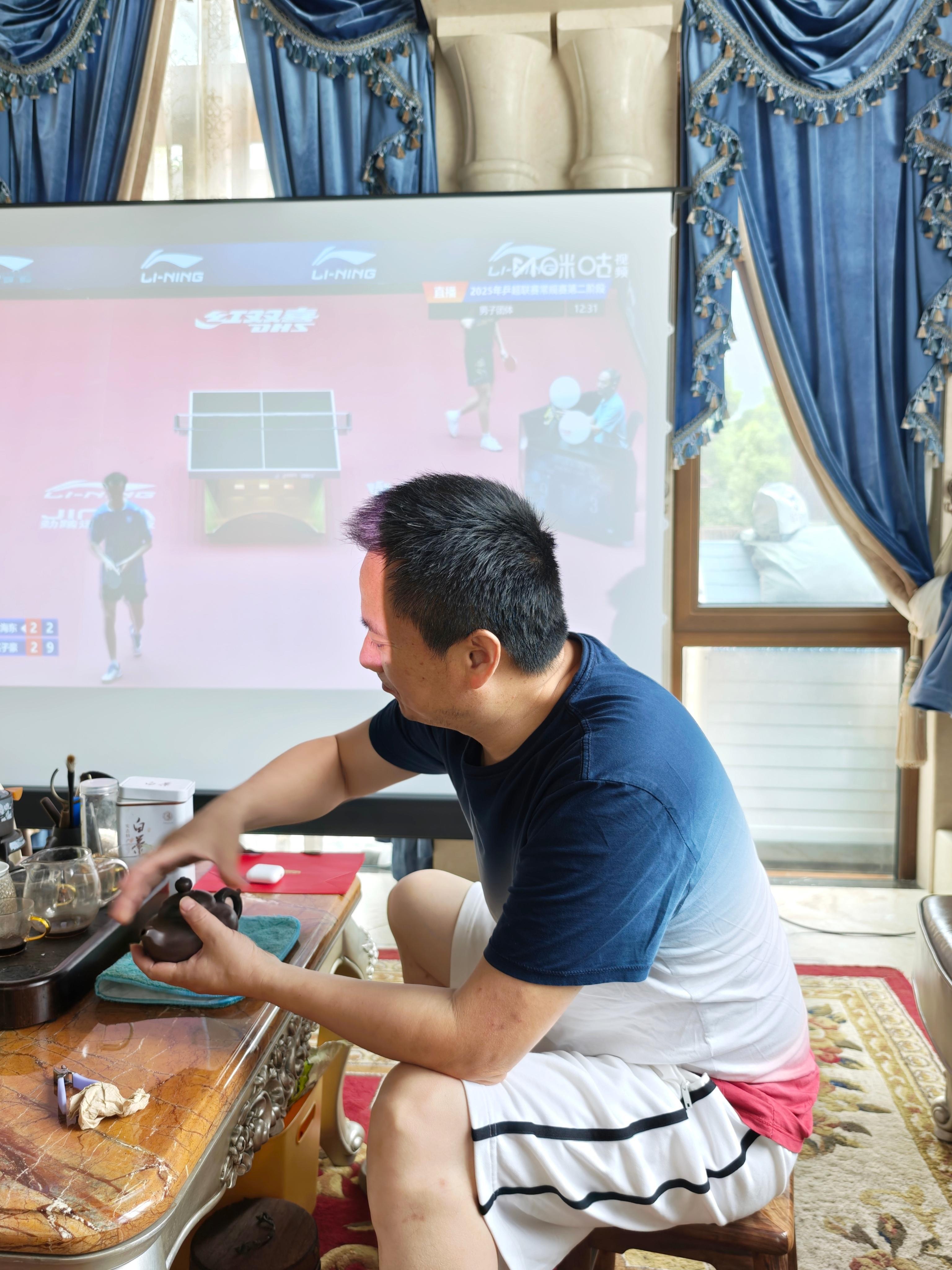 我爸说他今天闲着没事干，把水瓶扔到屋顶上拿不下来了...[流汗] ​​​