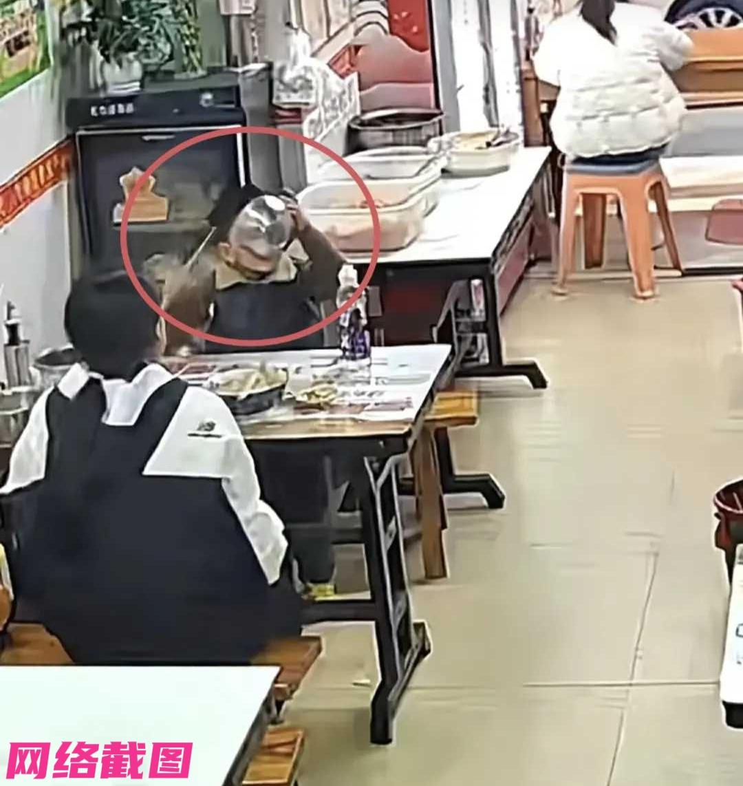 贵州有妈妈带着孩子来吃牛肉粉，只是孩子在吃完后似乎意犹未尽，这不在快要离开店铺时