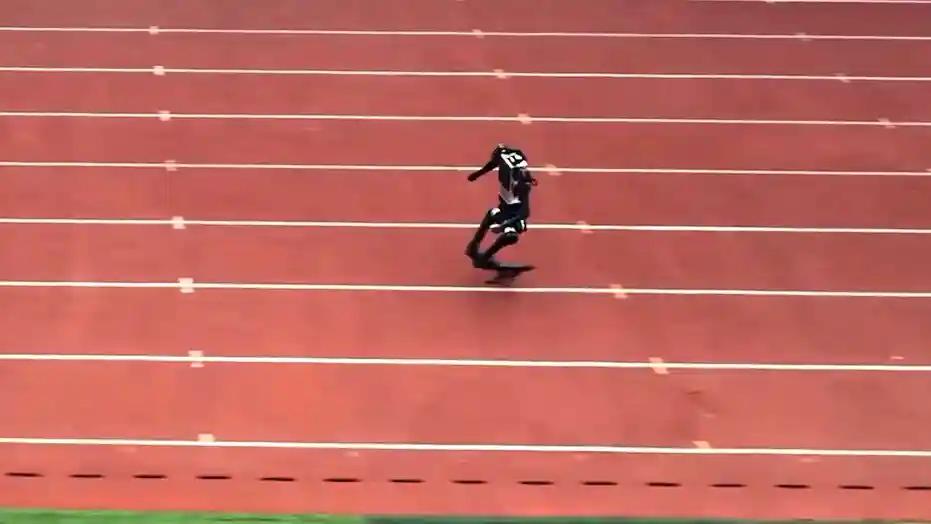 这些不仅是表演，更是对高速运动控制能力的实战验证，所以炫技只是开始，机器人正从“