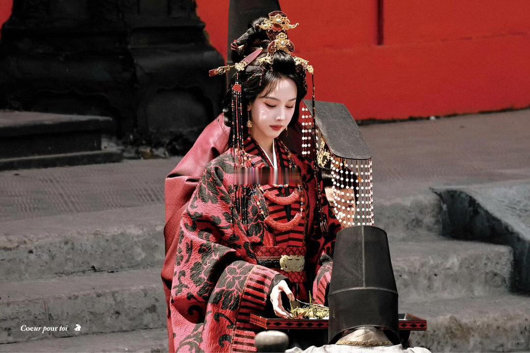 翘楚送棺名场面剧集翘楚 陈都灵演这种有气场的角色好合适，不用瞪眼不用吼，就安安静