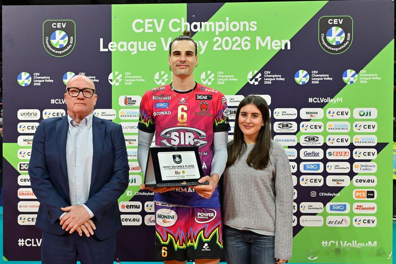 【男排欧冠】正赛C组，意大利佩鲁贾主场在先丢一局情况下3-1逆转捷克普拉哈赢开门