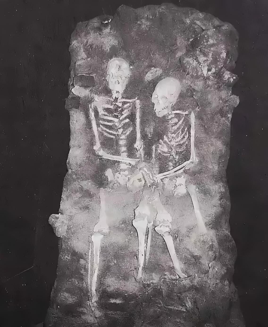 这两具遗骸，是在沈阳东华门施工时被挖掘出来的。分别为一男一女，被铁镣、手铐紧紧拴