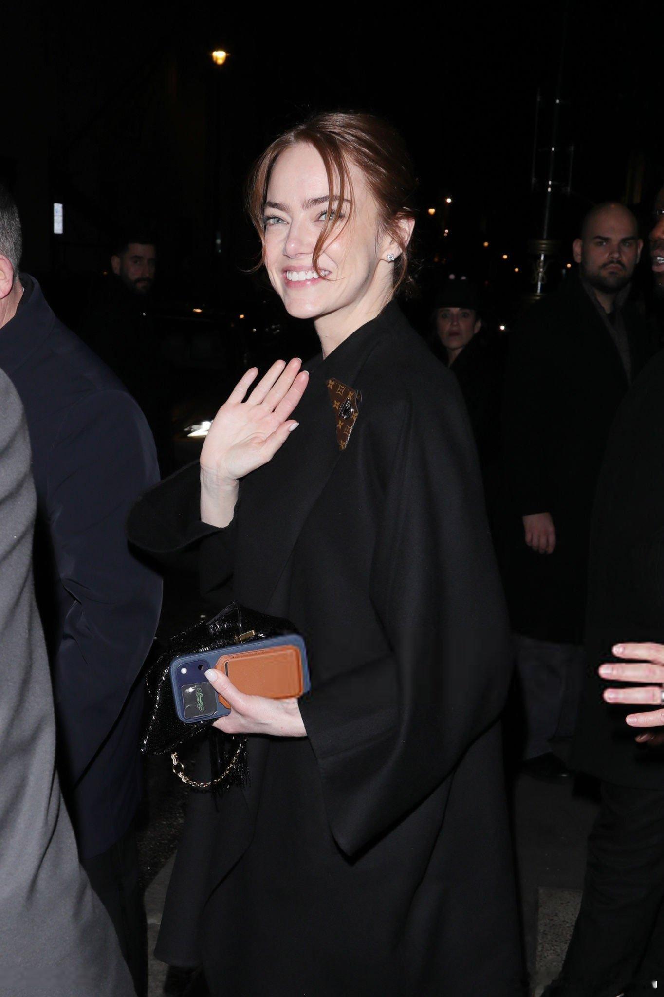 石头姐遮手机镜头emma stone 今日，“石头姐”艾玛·斯通（Emma St