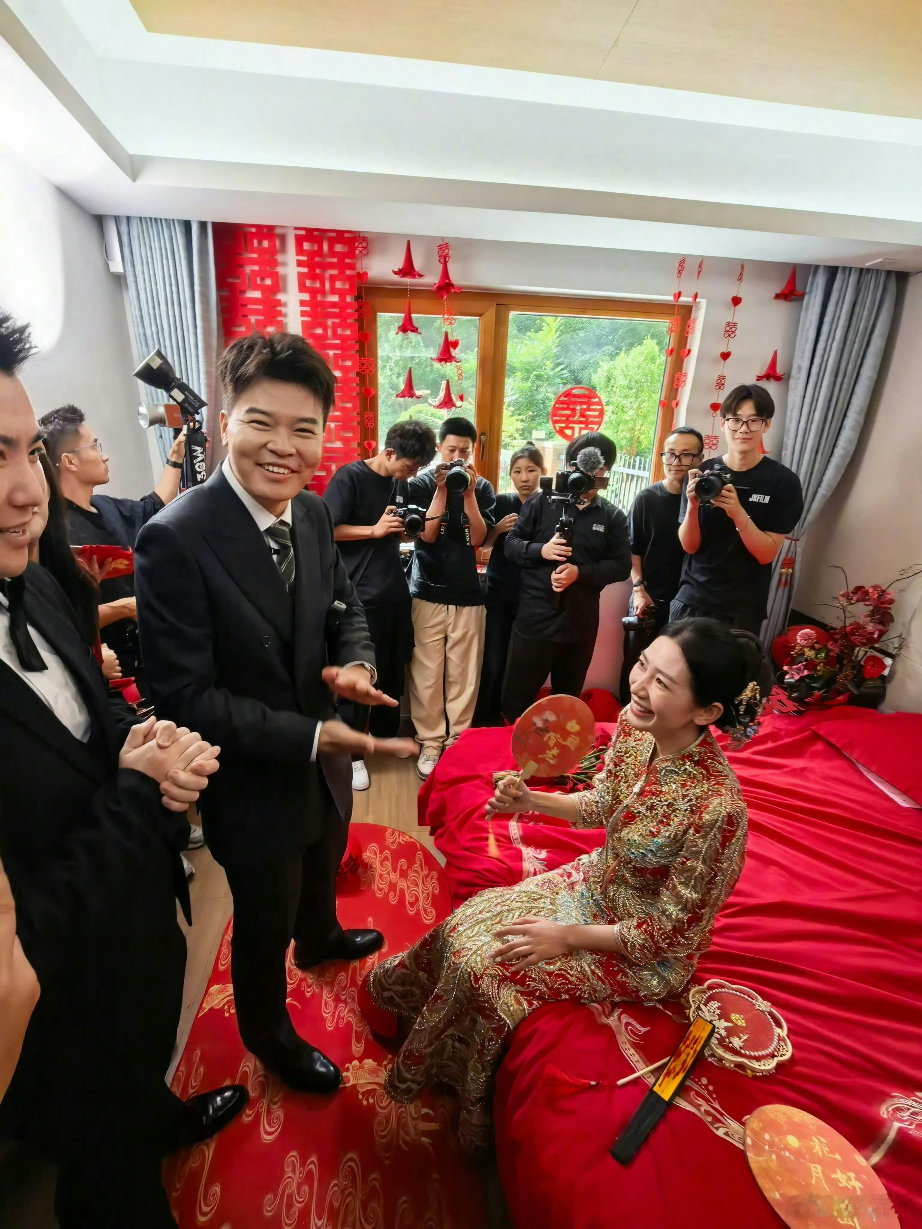 车评人小吕秋晨大婚祝两位盆友百年好合，早生贵子[坏笑] ​​​