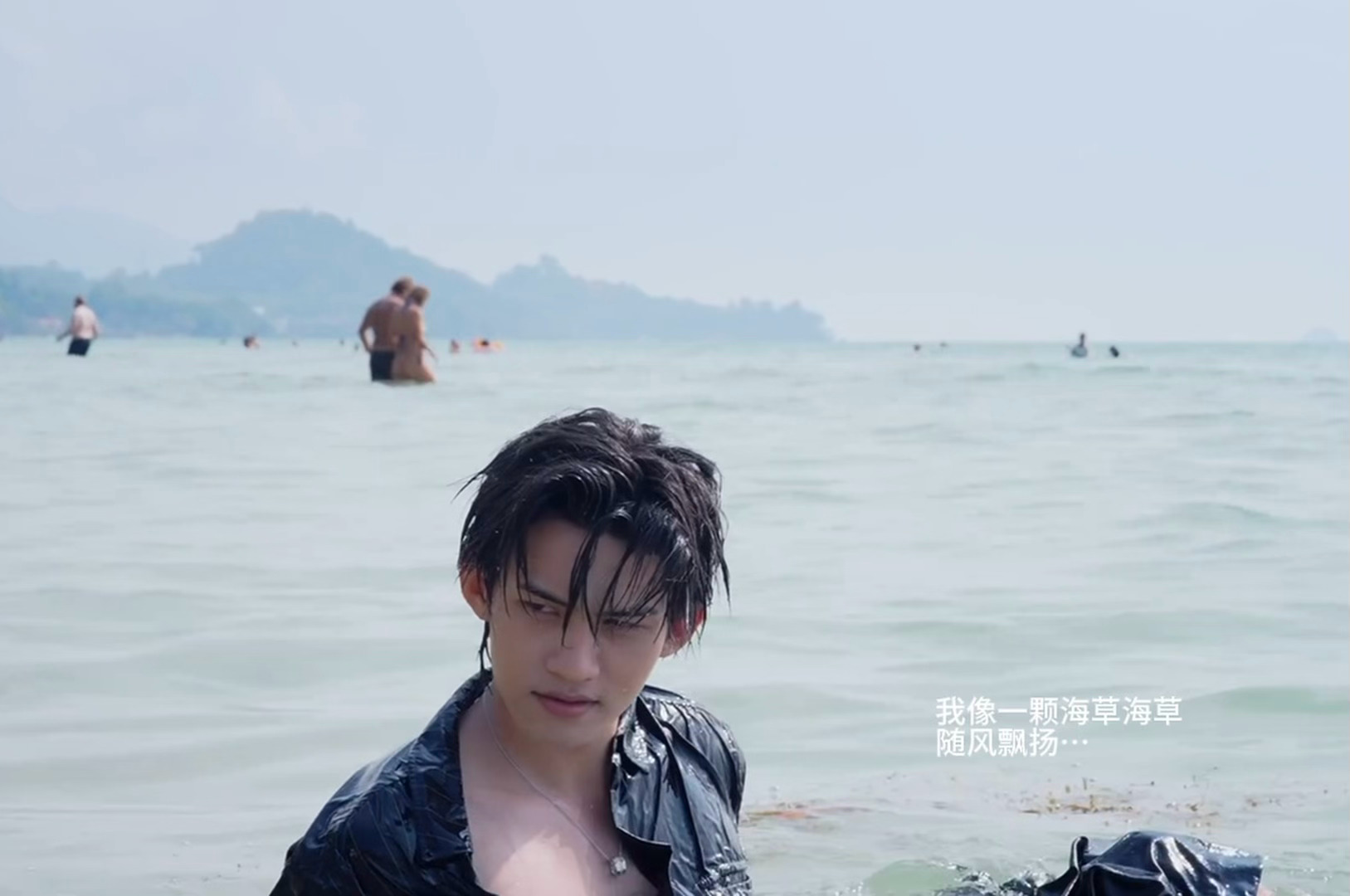 高嘉辉是不是会游泳。。。他这个跳发起手式和身体拱起来微微弧度我怎么感觉有点东西。