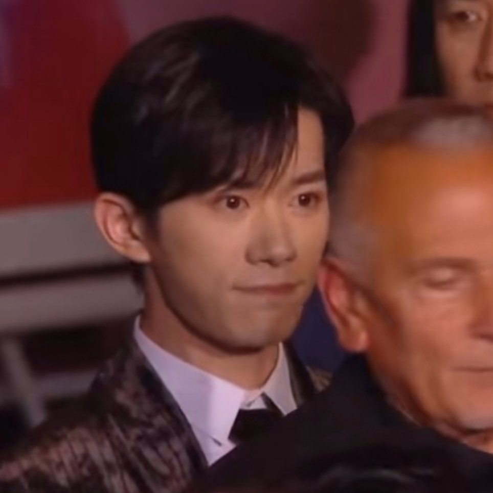 猫儿笨笨的就出现了😾