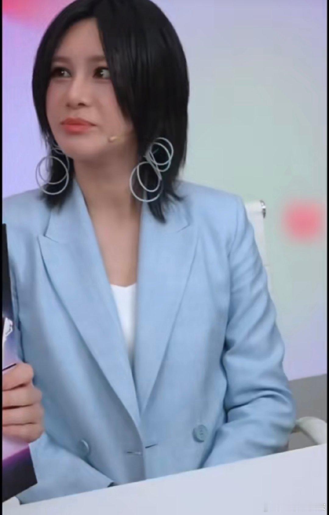 李佳琦最早知道尚雯婕的伤是骨折 别人没发现的骨折，李佳琦看在眼里记在心里，巴黎街