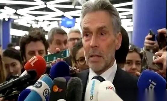 荷兰这回，可能真的要挨上一记重锤了。
就因为它手里捏着一张王牌——光刻机。那台跟