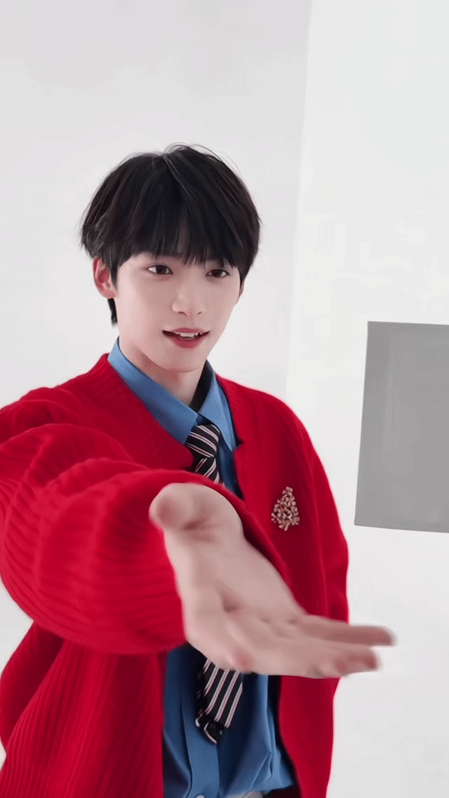 梓渝工作室 求原图梓渝陆家嘴百米超长屏拍立得梓渝好貌美 红衣顺毛学长 少年气溢出