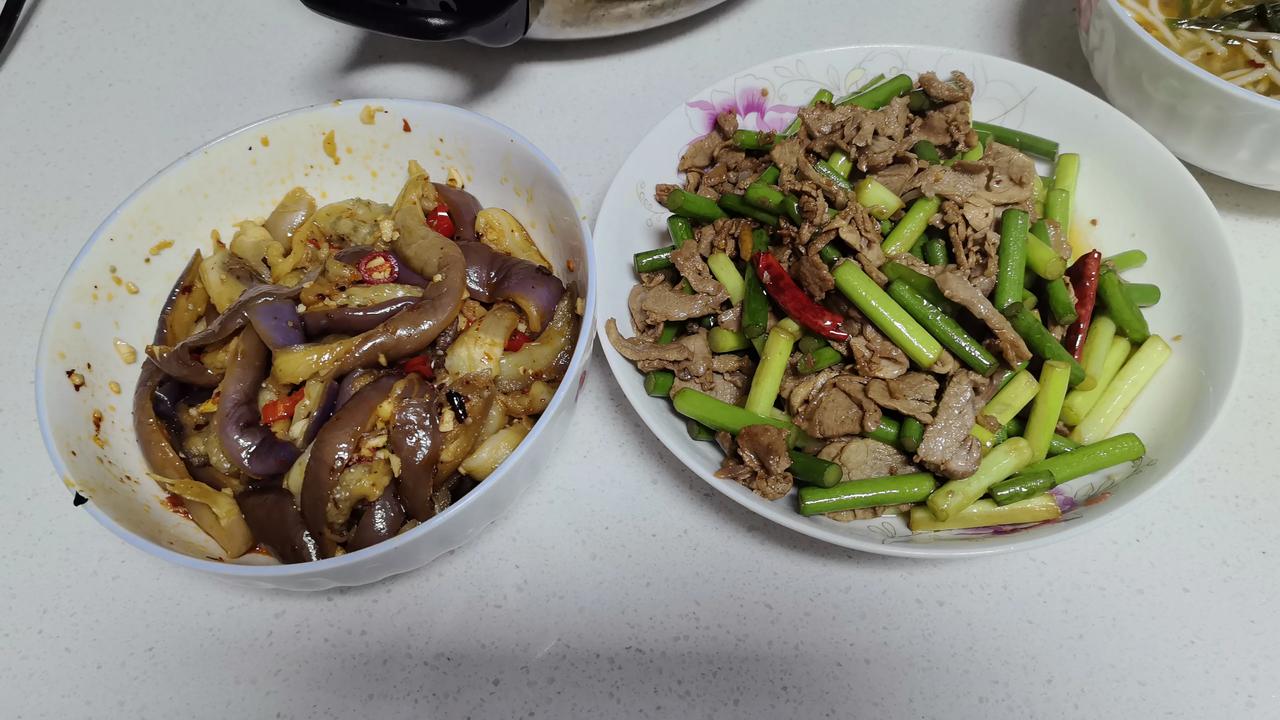 周末的时候，我就成了一名家庭妇男。
早上，媳妇娃娃都睡懒觉，而我这个老年人睡不着