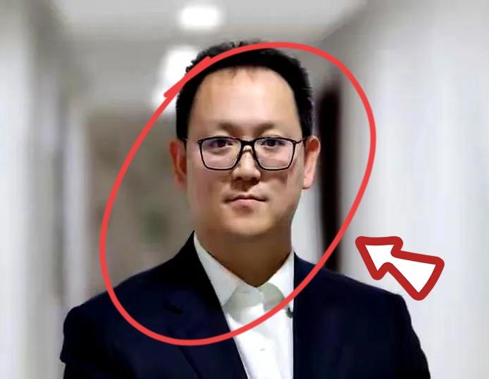 哈尔滨方正县的郑伟，这事儿有点意思！
别人倒台，要么是钱，要么是权，到他这儿，通