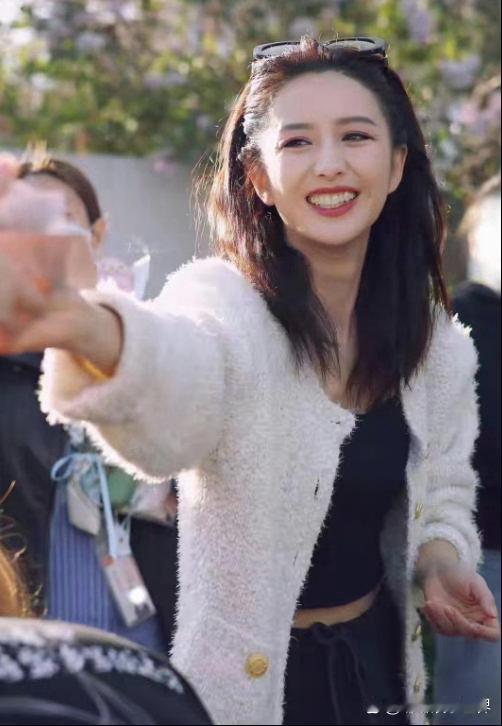 佟丽娅最新下班路透氛围感爆棚！一身白色小香风温柔气质拉满，颜值在线，42岁状态美