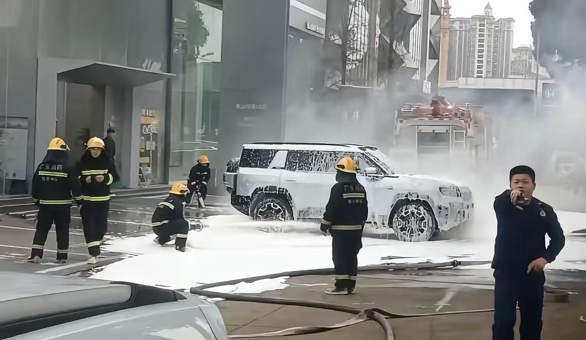 平时在洗车，这么多人围着一台车洗泡沫都打这么多，洗的也太干净了吧，关键是位置太远