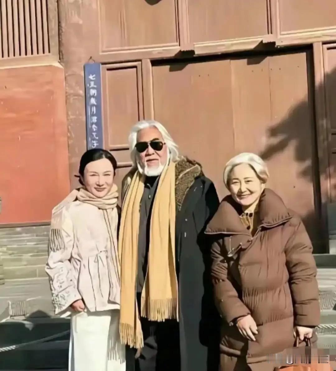 75岁的张纪中和63岁的丈母娘，及44岁的老婆杜星霖的合影照。张纪中和妻子杜星霖