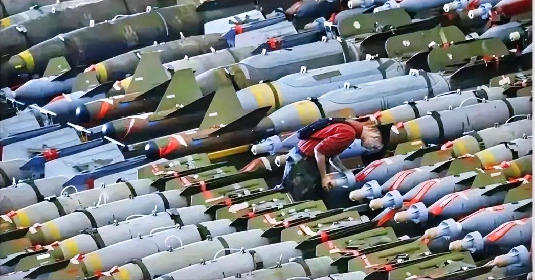 别只盯着5000枚导弹！中国真正的底气，藏在24小时不停的流水线上！
 
美方总