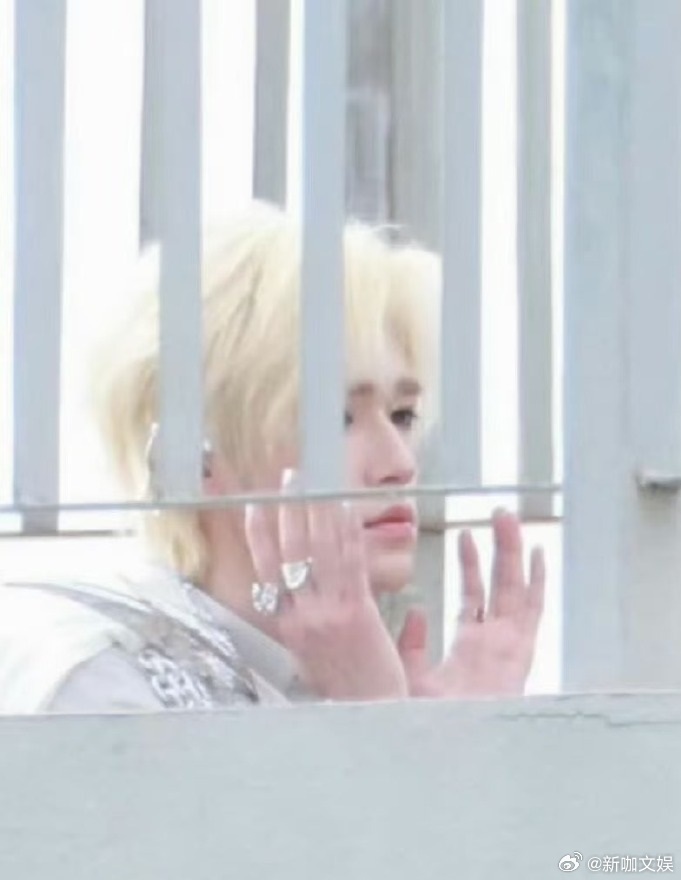 宋亚轩天津拍摄mv路透宋亚轩在天津拍摄mv   时隔许久再现金发造型，宋亚轩亮相