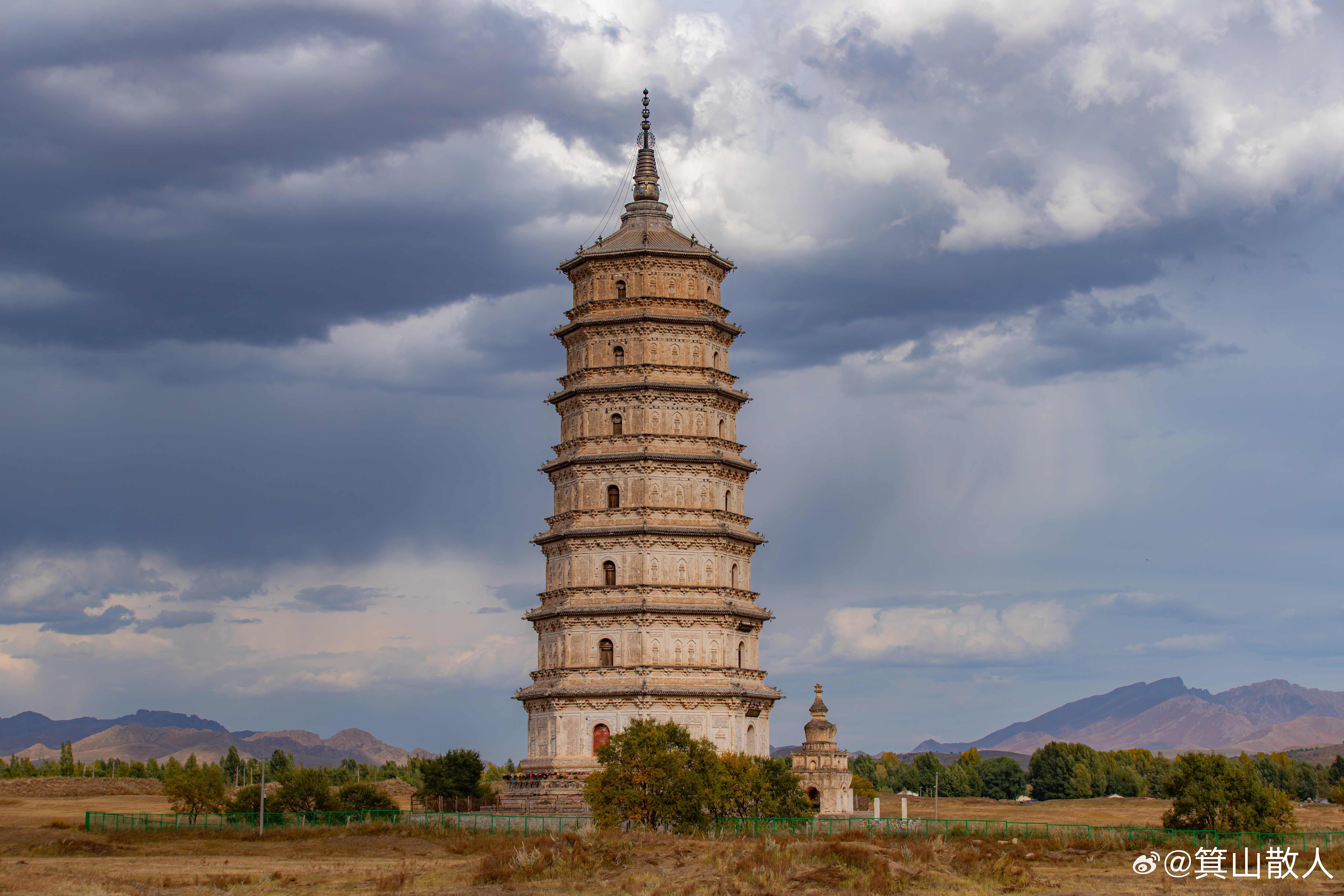 凭云出梵天. 辽庆州白塔唐代张景源曾写下《奉和九月九日登慈恩寺浮图应制》，诗中道