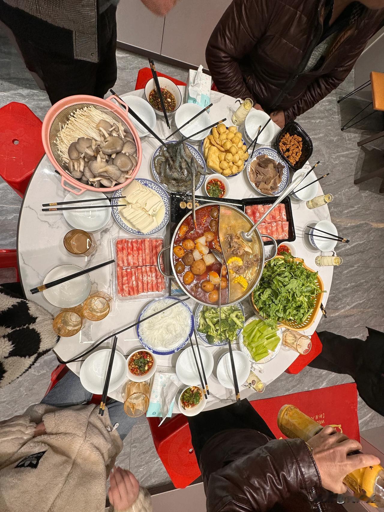 分享一下昨晚的家庭版羊肉火锅[大笑]汤都是自己用羊肉熬的纯羊汤[马思纯的微笑]小