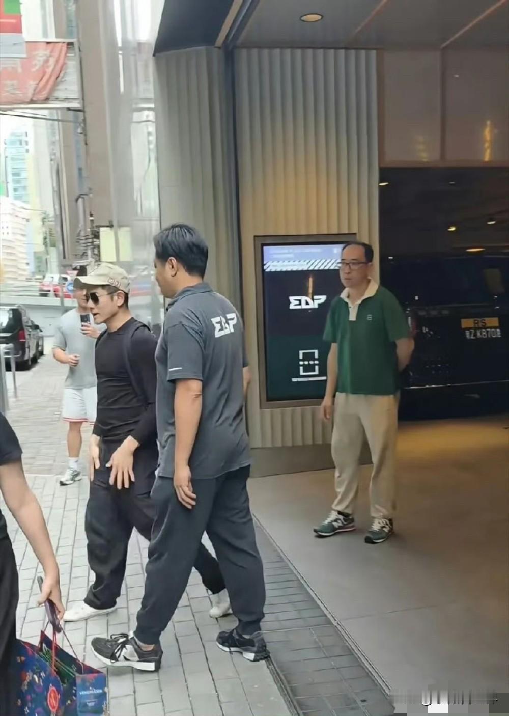网友在香港偶遇60岁郭富城试跑车阿斯顿马丁女武神价格高达几千个W，他太有钱了简直