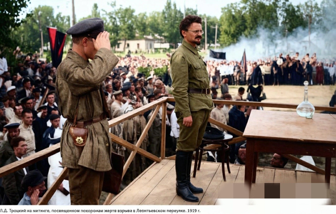 这张照片展现的是内战期间的场景，列夫·托洛茨基身处纪念列昂季耶夫斯基巷爆炸遇难者