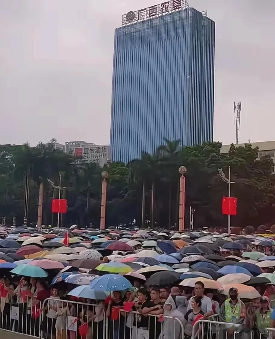 10月1日来南宁民族广场看升旗，人山人海，不用说都能感觉得到南宁的爱国热情了吧！