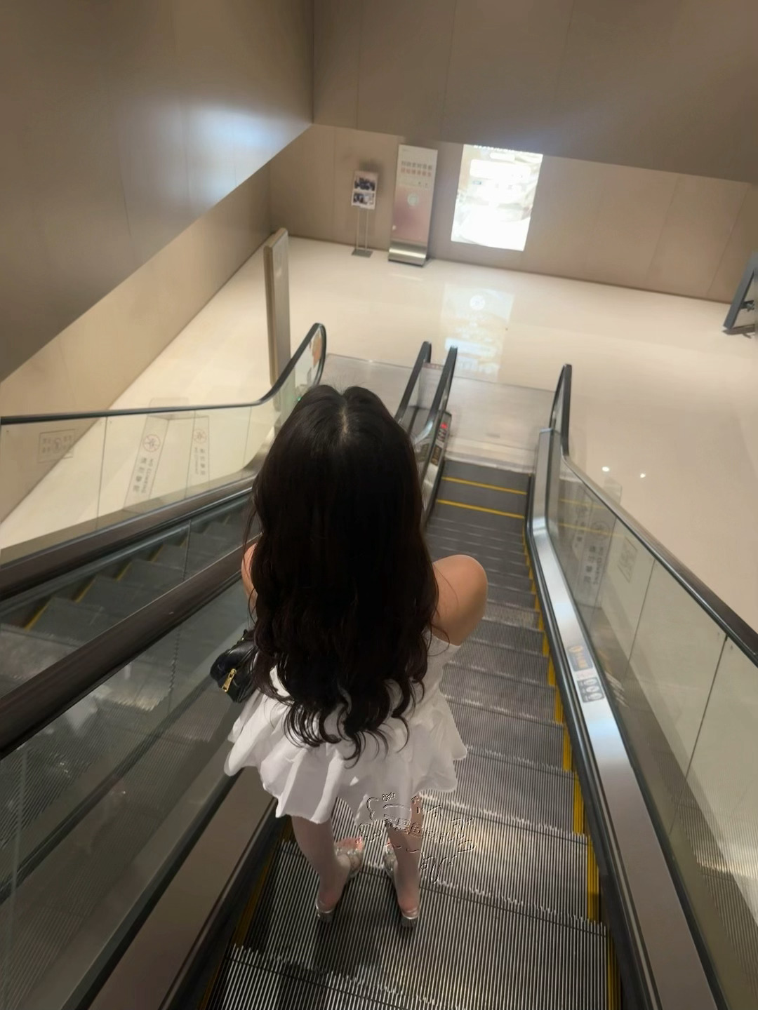 逛个商场被看得有点不自在 