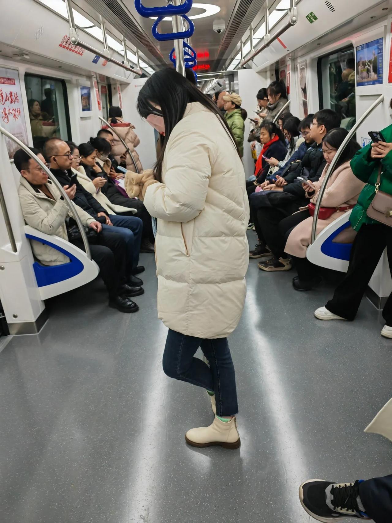 没想到太原地铁一号线人还挺多的。
以前都是早上7:10左右坐地铁，感觉没多少人。