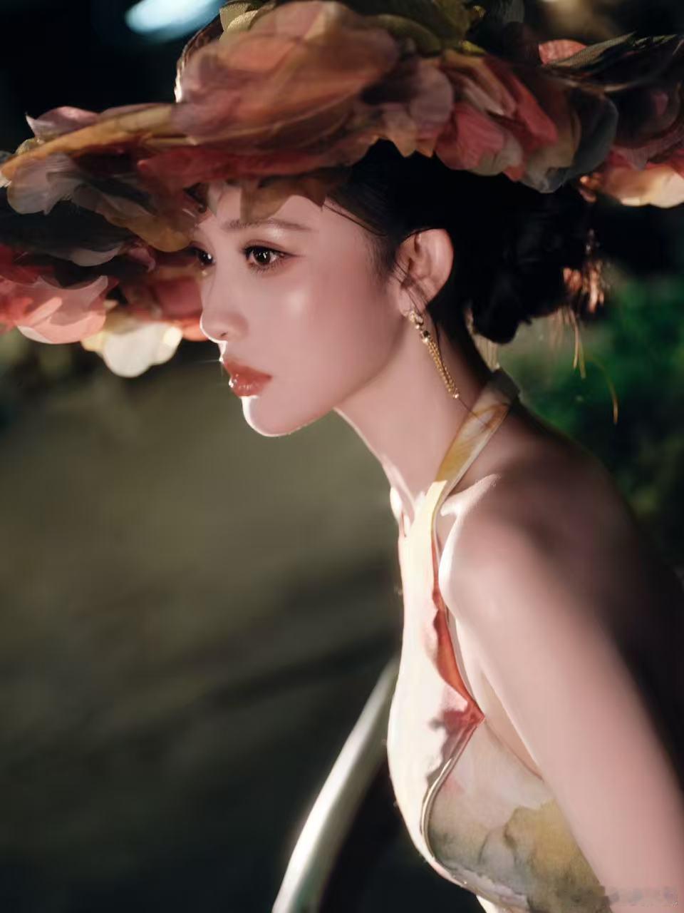 孟子义置身于暗夜梦境的女公爵，高贵大气复古华丽，美得像一幅油画 