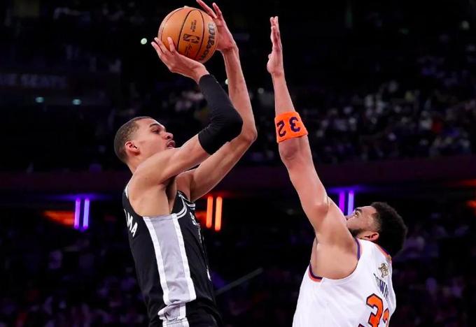 一旦尼克斯被马刺连扳两场，最开心的人，很可能是以下三位：
第一位，NBA主席肖华