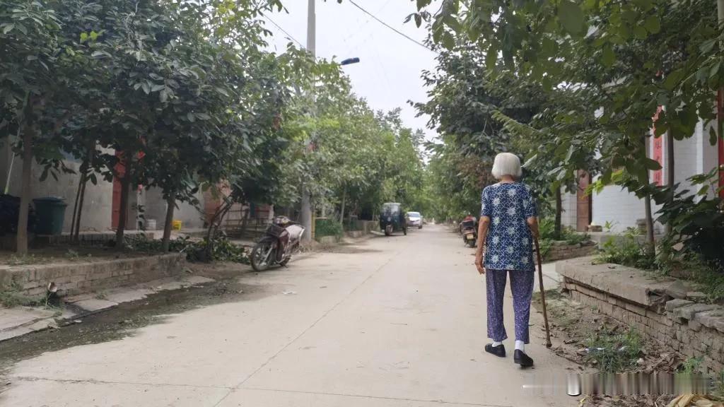 今天我们在讨论老人味这个问题。

我说等我老了可千万不要有老人味，不然我情愿自己