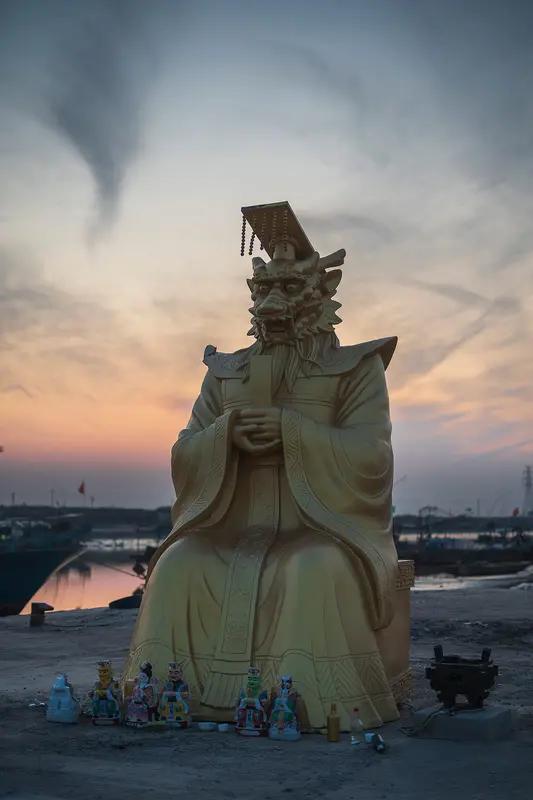 小时候，每到夏天，一旦碰上雷雨天气，特别是电闪雷鸣、风雨交加之际，父亲总会把菜刀