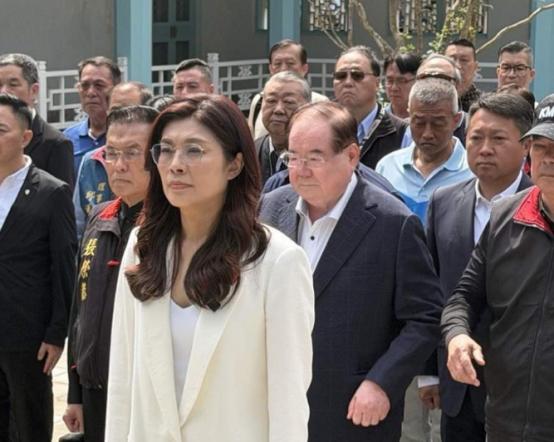 郑丽文访问当天，人民日报发出强烈警告，直指日本右翼！
 
郑丽文落地的那一刻，《