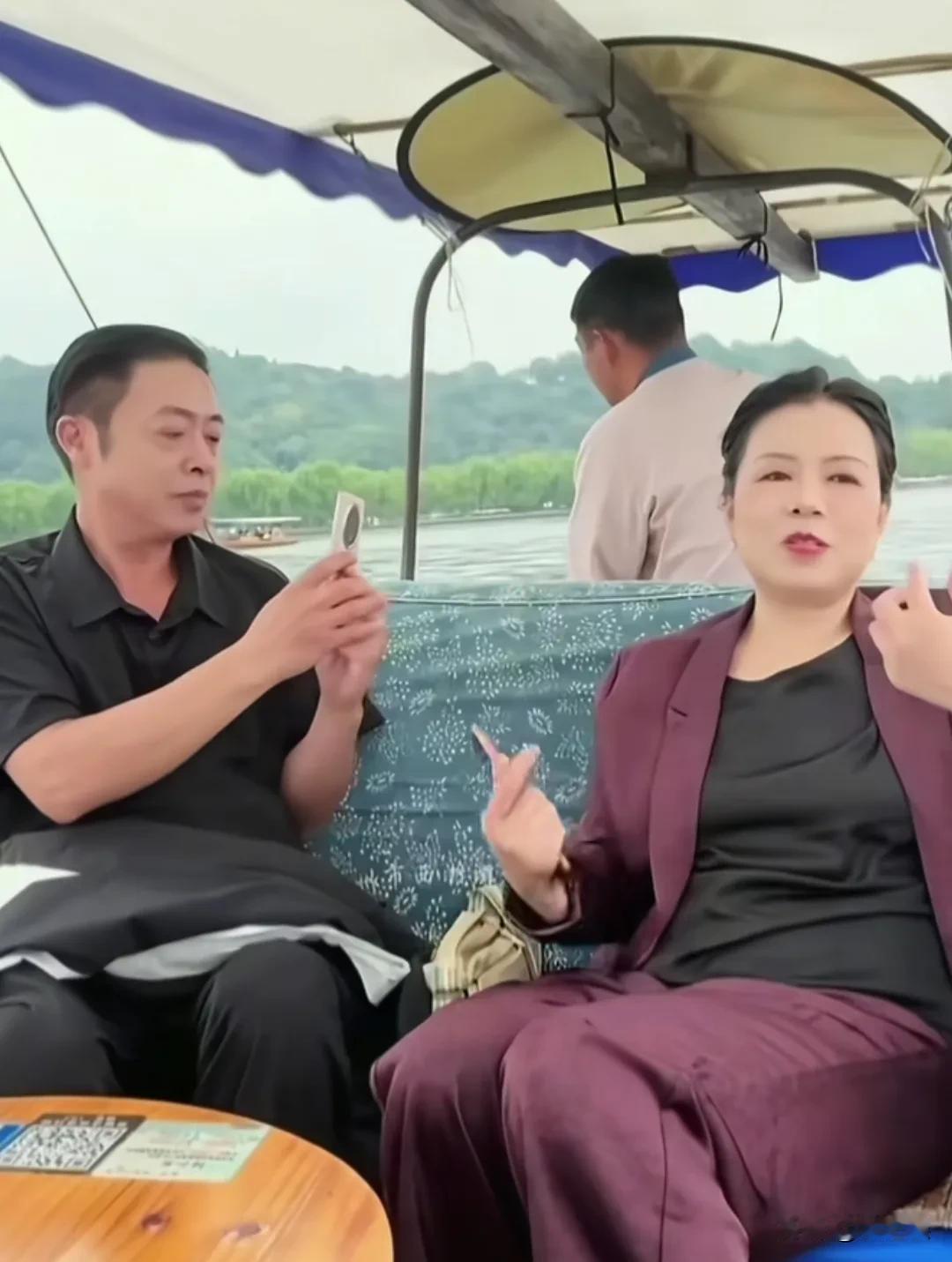 许妈和姚爸现在的生活很放松，因为她知道孩子们都很好，心里也踏实，许妈气质也挺好的