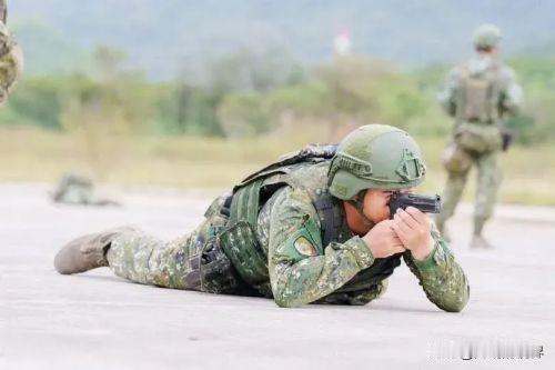 这是湾湾的“草莓”兵在训练时拍的一张照片，这士兵竟然将手枪的击锤抵在自己眼睛上瞄