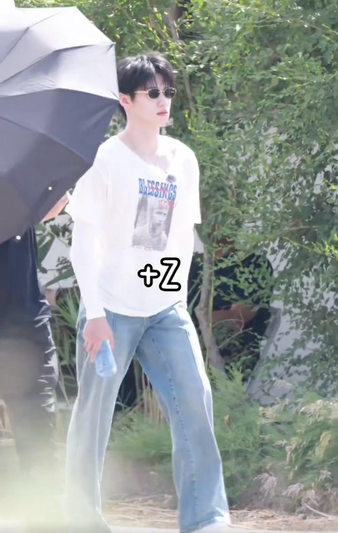 6月4日第三天综艺录制记录📝穿搭👔：第一套 蓝色短夹克白T牛仔裤🕶️第二套