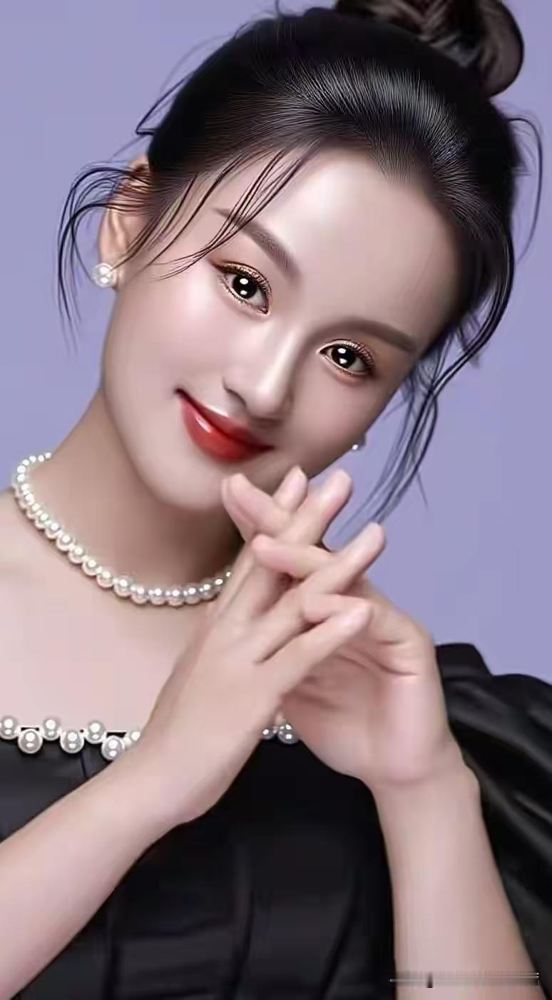 莹润珍珠勾勒雅致格调，温婉笑意裹挟柔和暖意。身着黑裙的美人轻抬指尖悠然轻抚，眼眸