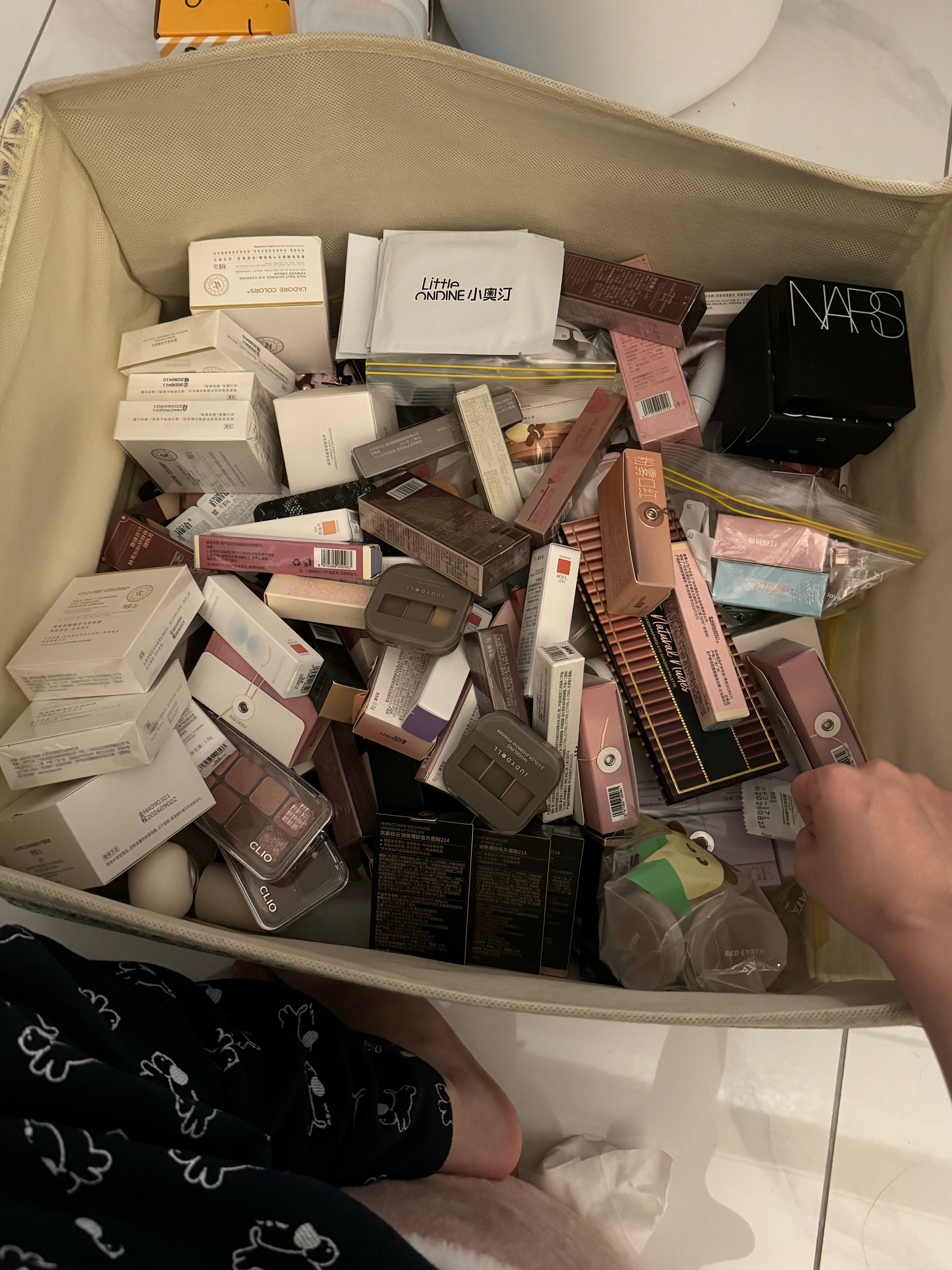不到搬家我是真的懒得清东西 现在衣服化妆品真的全包起来卖[融化][融化][融化]
